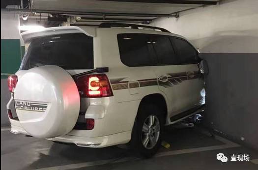 �ؽγ���ǽ���빫˾�����Ʒ�3�� 1Ů�ӱ�ײ����