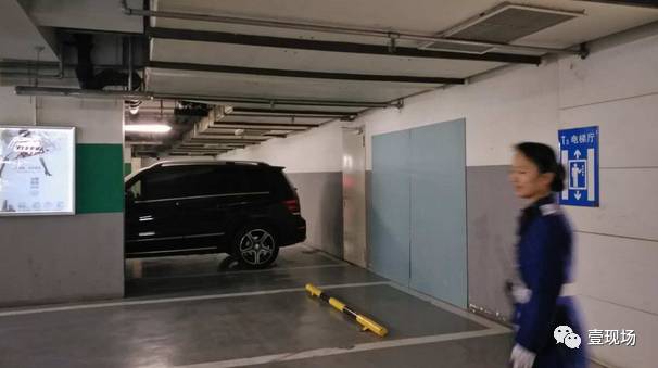 �ؽγ���ǽ���빫˾�����Ʒ�3�� 1Ů�ӱ�ײ����