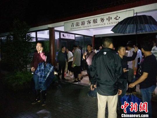 ����7ʱ20������44��������Ա���ڱ��ɹ���ת�Ƶ������οͷ������ģ�������ϸ�˵�ͼ�飬û����Ա��������ɽ�� ��