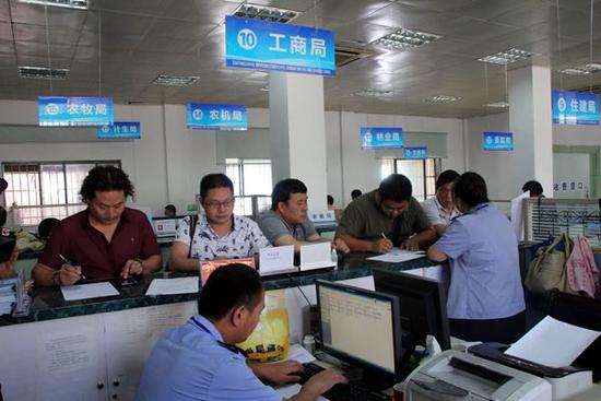 办事难!这个政府办证窗口每天只放50个号惹众