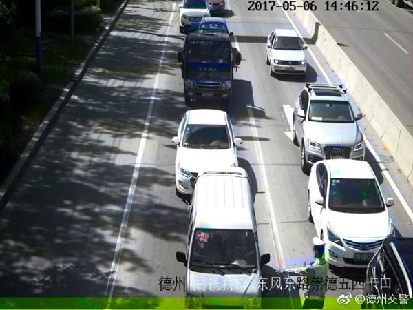 山东一司机冲卡撞击拖行辅警千余米 已排除酒驾