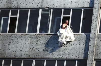 新人争吵新娘要跳楼 警察与准新娘