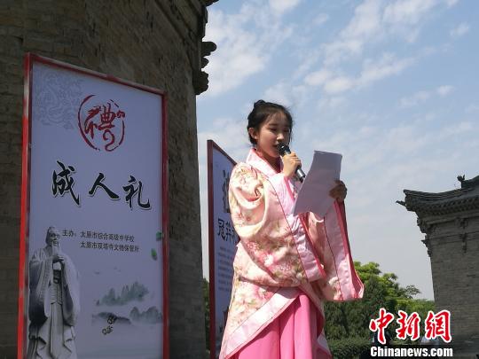 18�գ�ɽ��ʡ̫ԭ�������£������ķ����£�̫ԭ���ۺϸ���150���������ٰ������18��ѧ�������ӹڼ��ǣ��������������ͼΪѧ��������־��ԡ������� ��