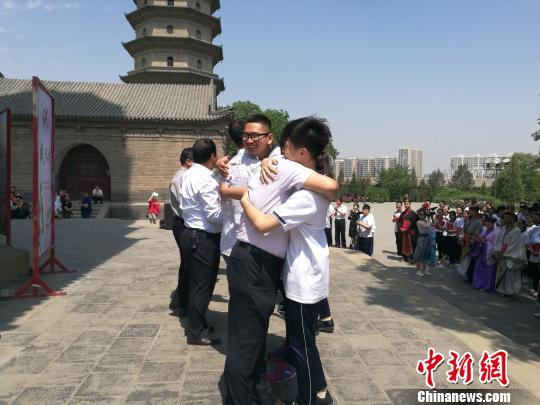 18�գ�ɽ��ʡ̫ԭ�������£������ķ����£�̫ԭ���ۺϸ���150���������ٰ������18��ѧ�������ӹڼ��ǣ��������������ͼΪѧ���ǺͰ�����ӵ����һ�𡣡����� ��