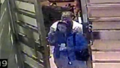 台湾警方调阅监视器画面。图片来源:台湾“中国时报”