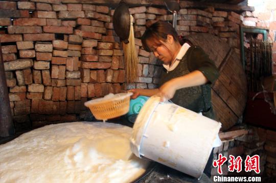 湖北农妇卖豆腐撑起六口之家 被赞“豆腐西施”