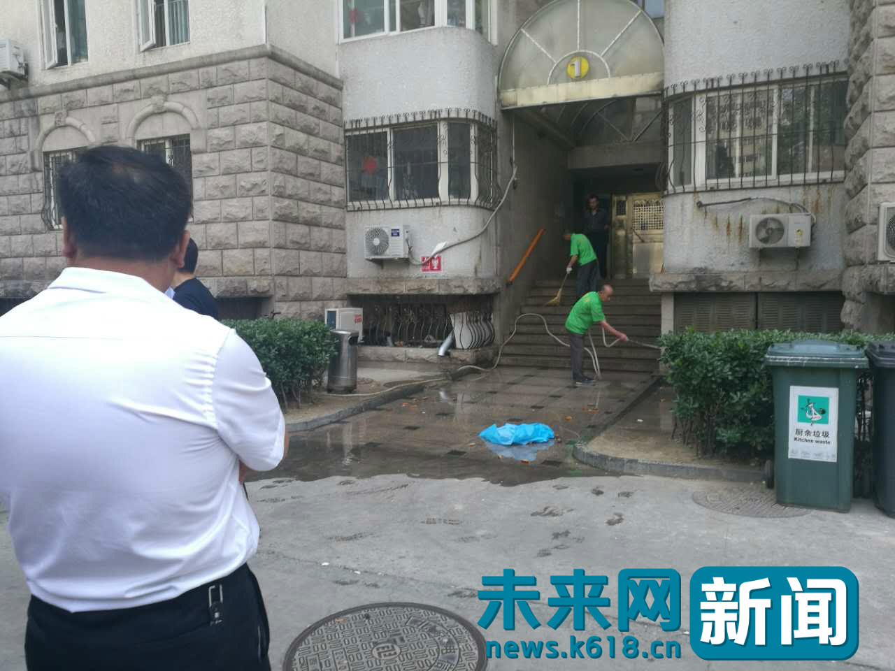 上海科技馆母女坠楼,一死一伤,应各打50大板?还是一味追责科技馆?
