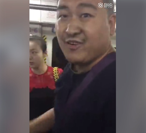 北京地铁现咸猪手 被抓后嚣张回应:喜欢谁就摸谁