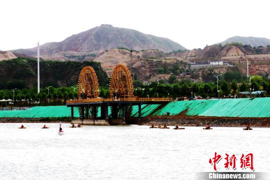 此次参加展演的20位筏子客都是从小生活在黄河岸边的罗川村人,对这一段河道情况比较了解,熟悉这一古老的摆渡工具。 侯奇志 摄