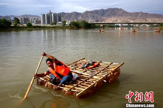 图为筏子客努力划桨。 侯奇志 摄