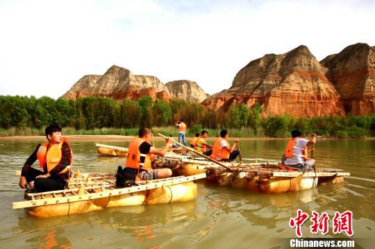 伴着高亢的花儿,韵味悠长的歌声飘扬在水岸上空,人筏成为一体,随波逐流,沿河风情尽收眼底。 侯奇志 摄
