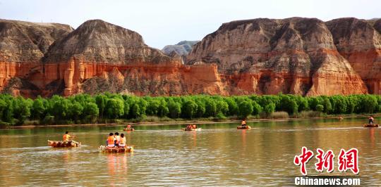 随着一声吆喝,羊皮筏子依次摆开,筏子客们吼着西北的豪放,在滔滔的黄河水中“扬帆起航”。 侯奇志 摄