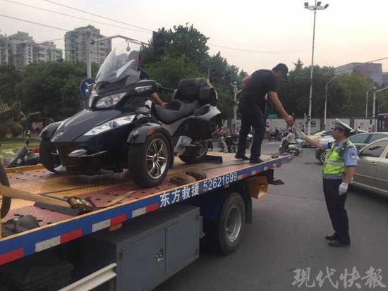 30��������Ħ�г���ͷ׬������ ȴ�����Ʊ��ݿ�