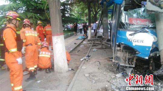 ���˽⣬�·����ֳ�һƬ���ң�·������鲣��������վ�ƵĶ��ﱻײ�ᣬ���߸˺�·�Ƹ˾���ײ����б�������� ��