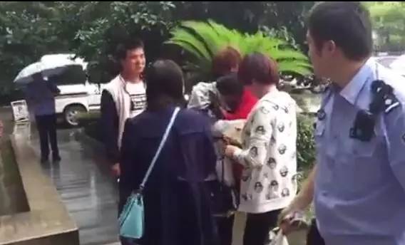 杭州两失踪少女被找到一见妈妈就大哭 发生了啥?