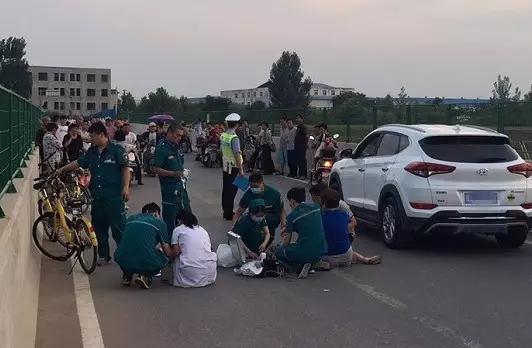 男孩骑小黄车在下坡路练漂移 车速过快摔倒身亡