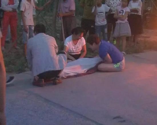 男孩骑小黄车在下坡路练漂移 车速过快摔倒身亡