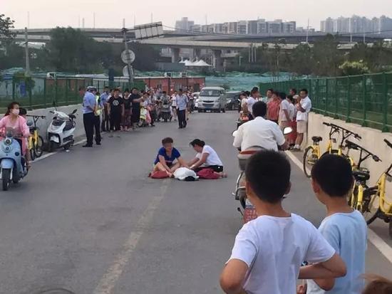 男孩骑小黄车在下坡路练漂移 车速过快摔倒身亡