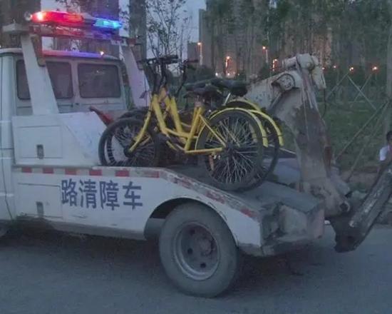 男孩骑小黄车在下坡路练漂移 车速过快摔倒身亡