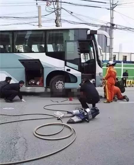 男孩骑小黄车在下坡路练漂移 车速过快摔倒身亡