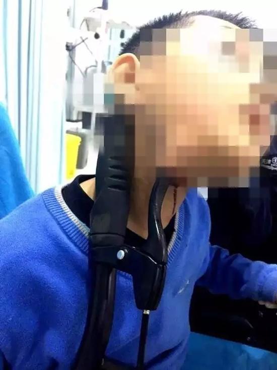 男孩骑小黄车在下坡路练漂移 车速过快摔倒身亡