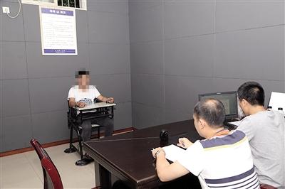 男子不满经常加班到很晚 砸车窗盗窃财物30多起