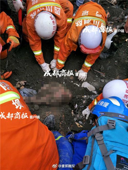 茂县救援现场发现两名遇难者 男子把女子护身下