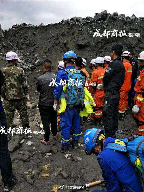 茂县救援现场发现两名遇难者 男子把女子护身下