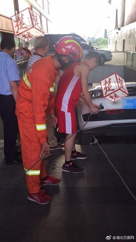 女司机错把油门当刹车开下楼梯 网友:这要入库啊