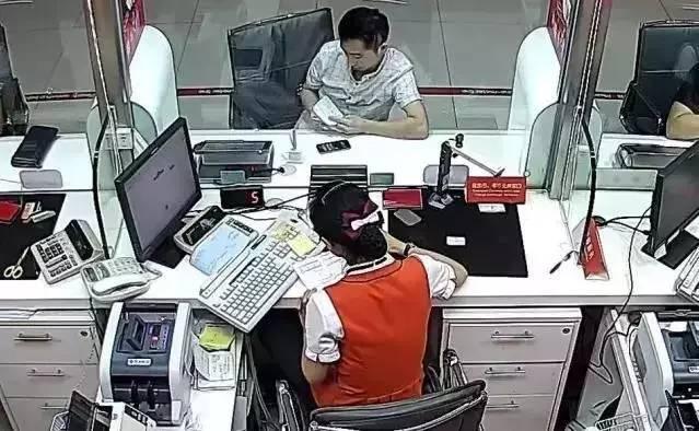 男子被传销组织控制 向银行柜员递纸条求助获救