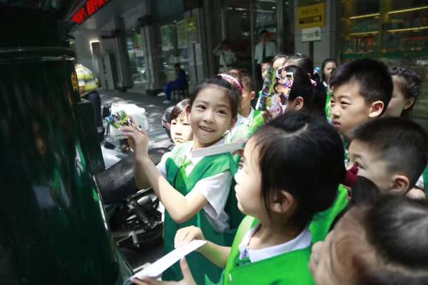 上海一公办小学常态化请学生扮医生警察等,融