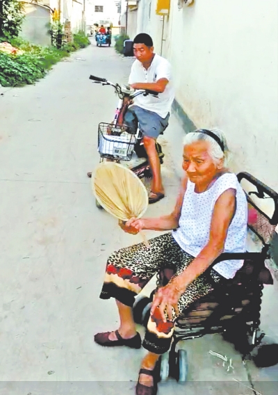 ̨������Ϊ��Ѱ��������һλ���˳����ų��ٽ��