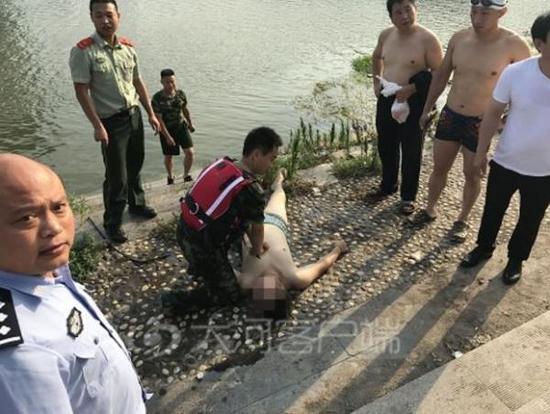 年轻小伙跳河救落水宠物狗:狗救上岸 人不幸溺亡