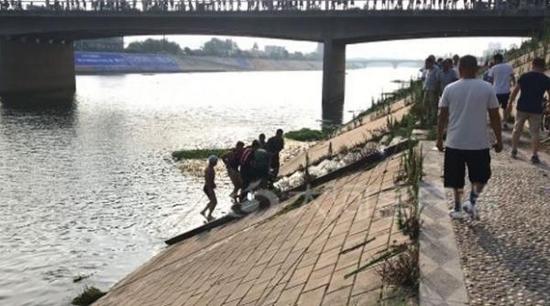 年轻小伙跳河救落水宠物狗:狗救上岸 人不幸溺亡