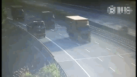 杭州高速一货车侧翻撞上抛锚半挂车 撞击后瞬间爆炸场面惊人