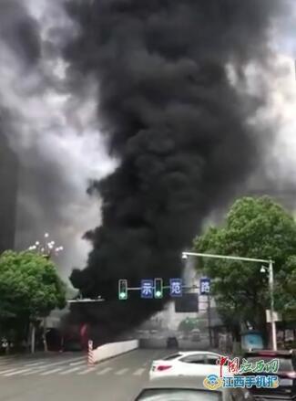 南昌北京西路一公交车着火纵火男子被烧身亡有爆炸声火光冲天