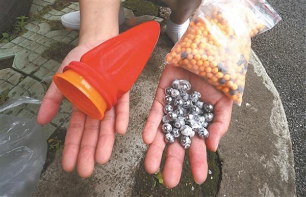 男孩网购玩具口袋弹弓 打穿小区对面楼房窗户玻璃