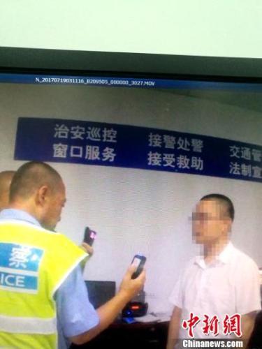 石家庄一醉鬼驾车躲交警 车爆胎狂奔一里终被