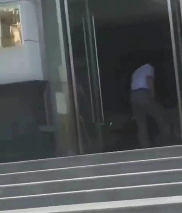 甘肃礼县信访局人员踢打老人被停职 当地公安