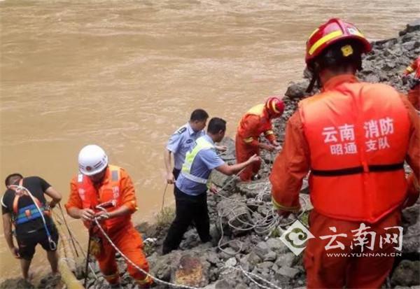 云南一男子开车刷微信朋友圈，坠入10米深河中溺亡