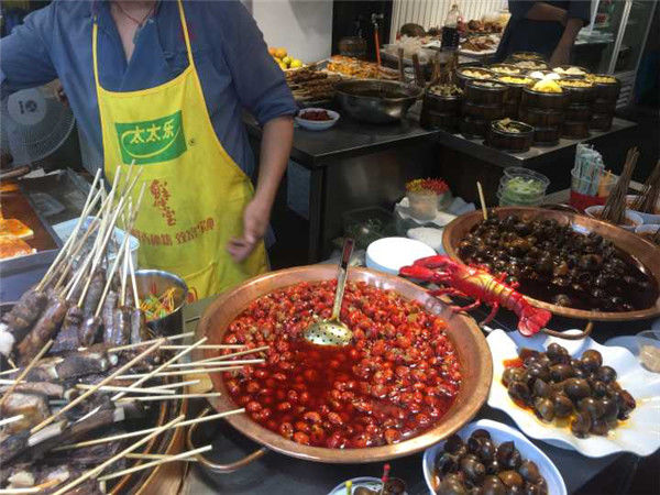 成都宽窄巷买田螺变福寿螺 食药监局介入调查