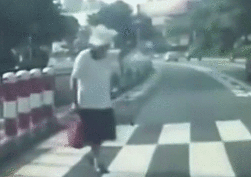 斑马线上向礼让司机鞠躬的老人找到了女司机当面回礼