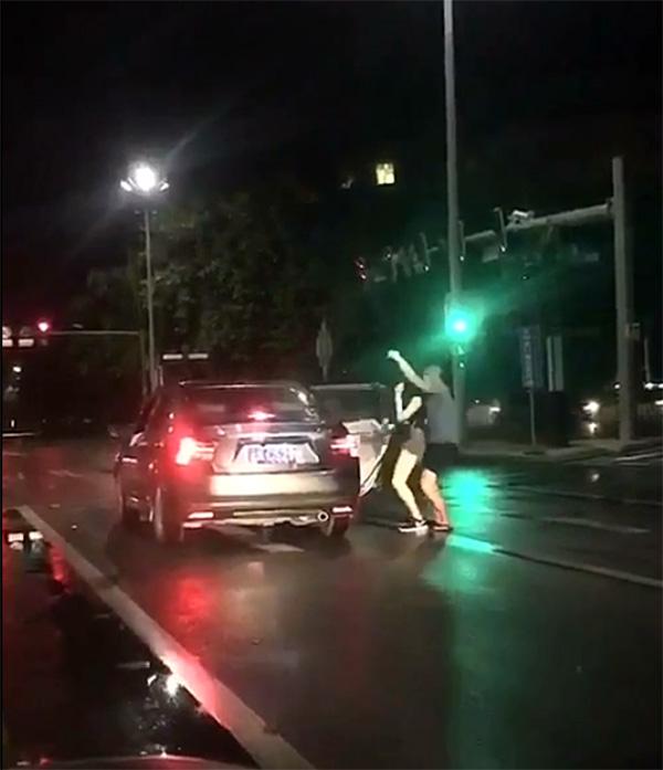 一对男女等红灯时下车热舞，警方：系一时兴起已警告