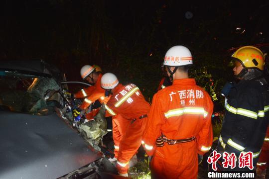 台风“天鸽”夜袭广西 货车与轿车相撞致2死3伤