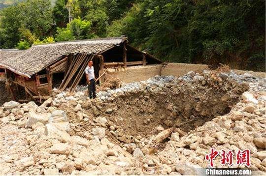 甘肃农村青年挽救18人性命 30万存款被泥石流冲走