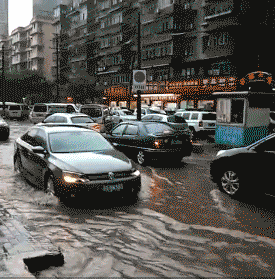 武汉发布暴雨橙色预警 武汉火车站被淹