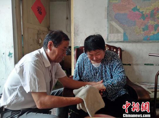 徐州六旬翁照顾瘫痪老伴数年如一日 成为邻里榜样