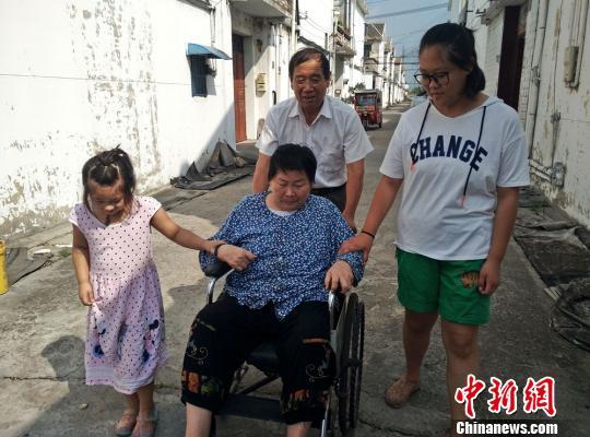 徐州六旬翁照顾瘫痪老伴数年如一日 成为邻里榜样