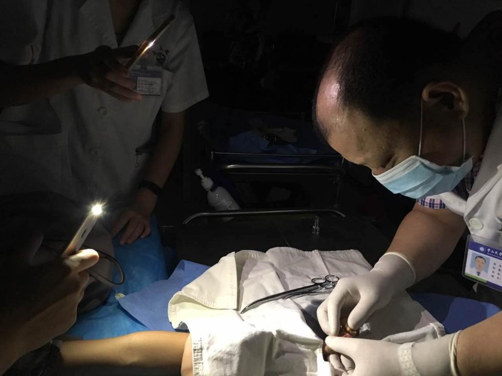 医生台风中做手术突停电 自制“手机无影灯”救险