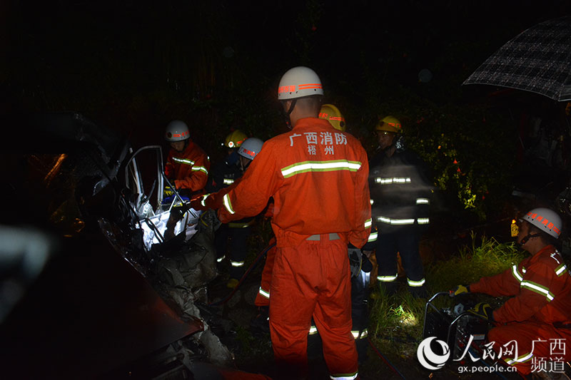 台风“天鸽”过境 广西岑溪两车雨中相撞致2死3伤